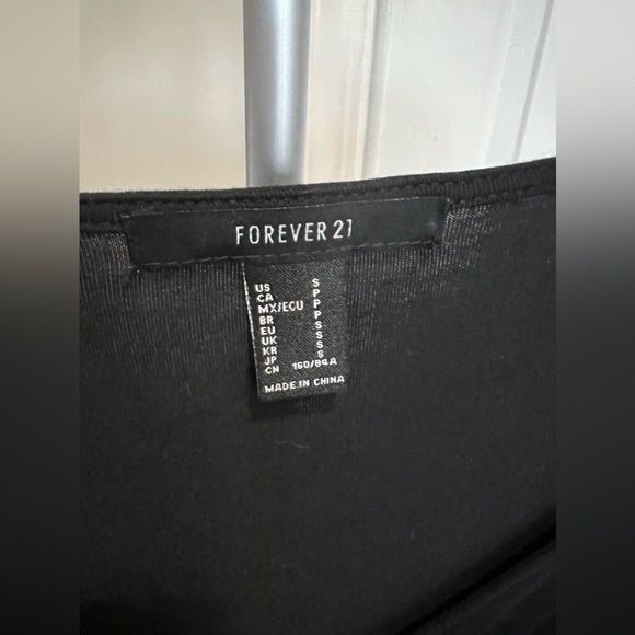 Forever 21 Black Long Sleeve Crossover Crop Top Size Small NWOT - Picture 4 of 11
